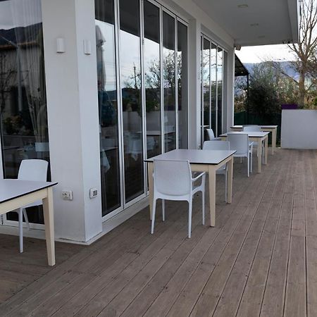 Dolce Italia Hotel Radhimë Buitenkant foto