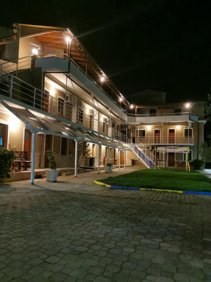Dolce Italia Hotel Radhimë Buitenkant foto