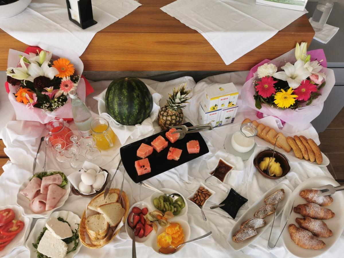 Dolce Italia Hotel Radhimë Buitenkant foto
