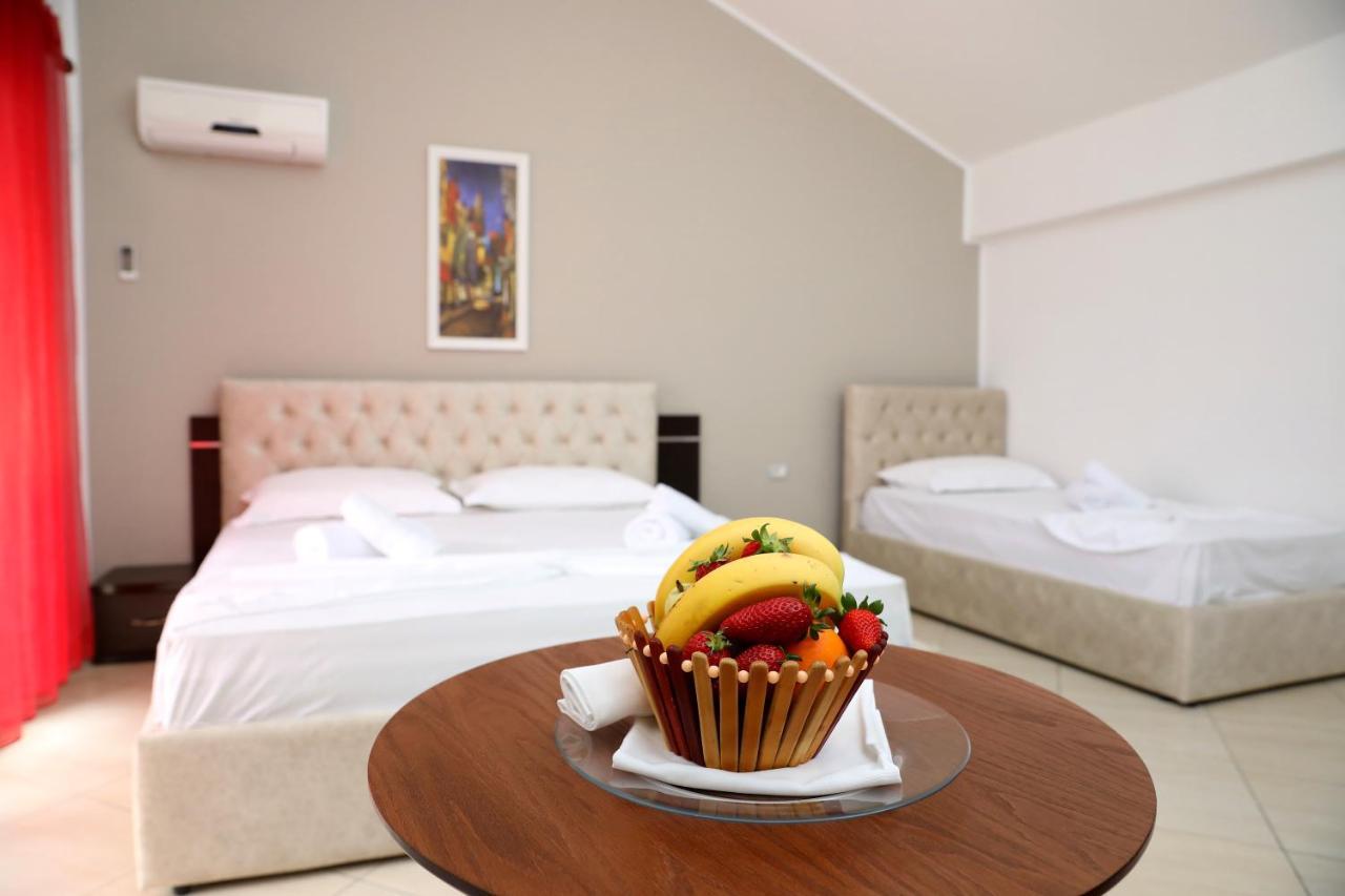 Dolce Italia Hotel Radhimë Buitenkant foto